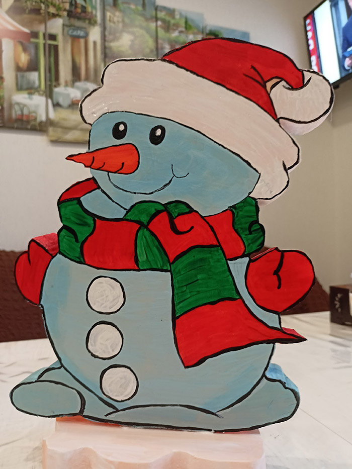 Снеговик с шарфом из пенопласта