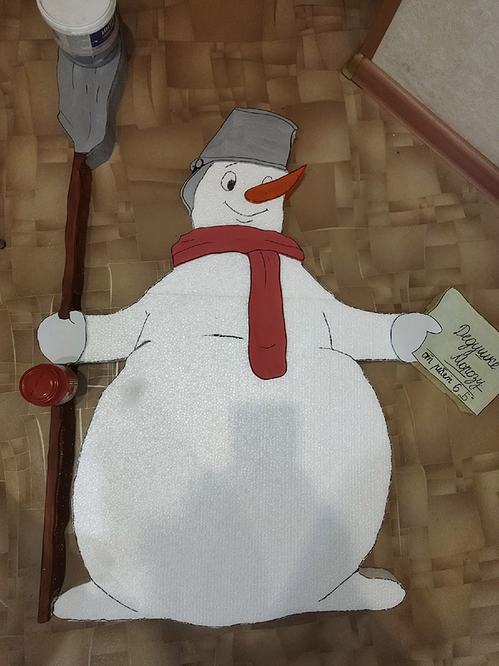 Снеговик с метлой из пенопласта